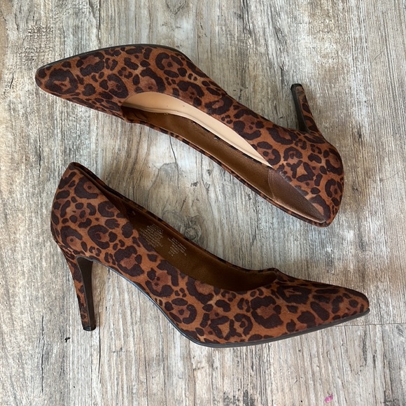 Old Navy Shoes - ⭐️3/$15 Leopard print pumps